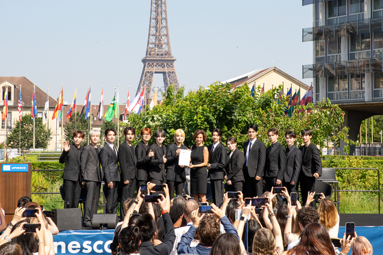 Seventeen poses for the cameras after receiving a diploma from Unesco Director-General Audrey Azoulay [PLEDIS ENTERTAINMENT]
