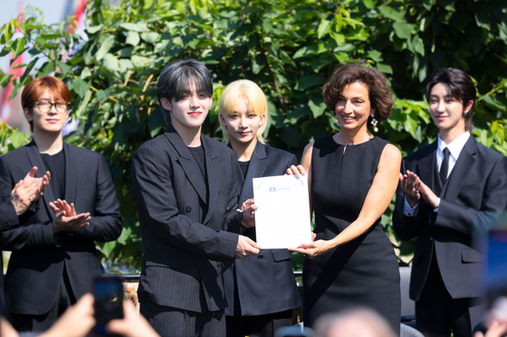 Seventeen poses for the cameras after receiving a diploma from Unesco Director-General Audrey Azoulay [PLEDIS ENTERTAINMENT]