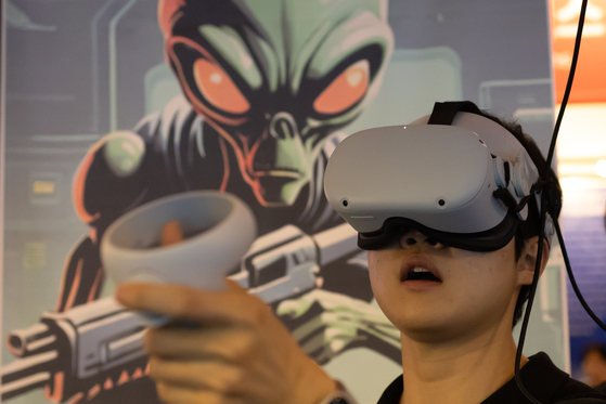 A visitor tries his hand at a virtual reality device at the Metaverse Expo 2024 held at Coex, southern Seoul, on Wednesday. [YONHAP]