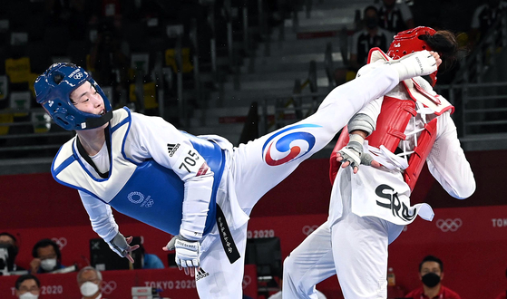 Korean taekwondo practitioner Lee Da-bin, left, kicks Milica Mandic of Serbia in the women's heavyweight 67 kilogram final at the 2020 Tokyo Olympics at Makuhari Messe in Japan on July 27, 2021. [JOINT PRESS CORPS] 