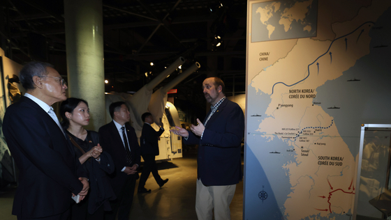 Culture Minister Yu In-chon visits the Canadian War Museum in Ottawa, Canada, on June 25. [MINISTRY OF CULTURE, SPORTS AND TOURISM] 