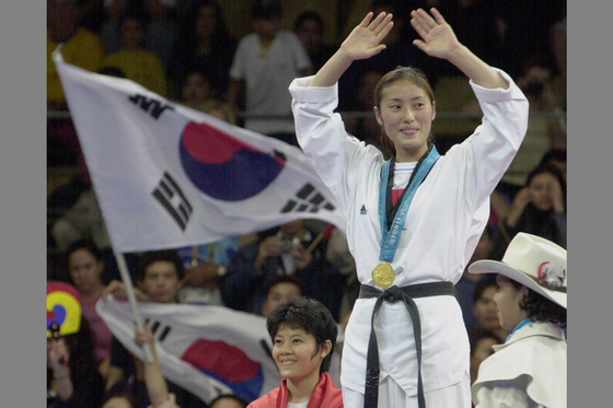 Korean taekwondo practitioner Jung Jae-eun poses after winning a gold medal in the women's lightweight 57 kilogram final at the 2000 Summer Olympicss at the State Sports Centre in Sydney, Australia on Sept. 28, 2000. [JOONGANG ILBO]