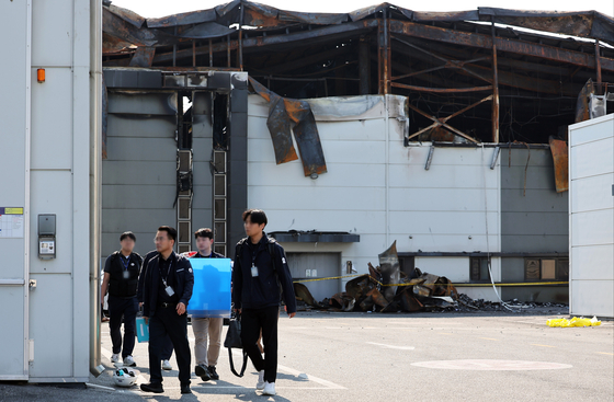 Police and Labor Ministry officials conduct a raid at the lithium battery maker Aricell's plant in Hwaseong, Gyeonggi, on Wednesday. [YONHAP]