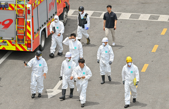 Officials from National Police Agency, National Fire Agency, and National Forensic Service are moving to conduct a joint inspection at the site of the fire accident at the Aricell battery factory in Hwaseong. [JOONGANG ILBO]