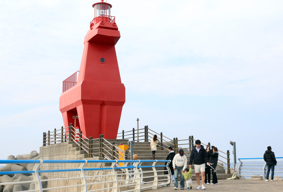 A lighthouse on Jeju's Iho Tewoo Beach is shaped like a pony.  [YONHAP] 