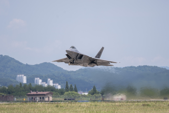 A U.S. Air Force F-22 Raptor fighter is seen taking off from Osan Air Base in Gyeonggi in a photo provided by the South Korean Air Force on Wednesday. [AIR FORCE]