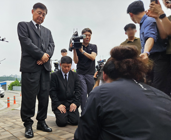 Park Soon-kwan, the head of Aricell, apologizes to the families of the victims of Monday's battery factory fire, at a welfare center in Hwaseong, Gyeonggi, on Thursday. [YONHAP]