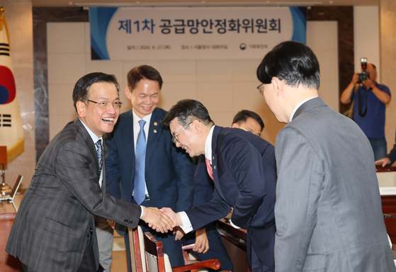 Finance Minister Choi Sang-mok, left, shakes hands with participants of the inaugural meeting of the government commission on stabilizing supply chains at a Seoul government office on Thursday. [YONHAP]