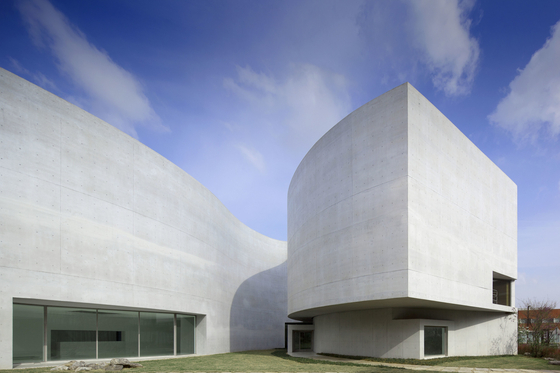 The building of the Mimesis Art Museum in Paju, Gyeonggi, plays with curves and shapes to create harmony with nature, allowing natural light to enter the building. [MIMESIS ART MUSEUM]