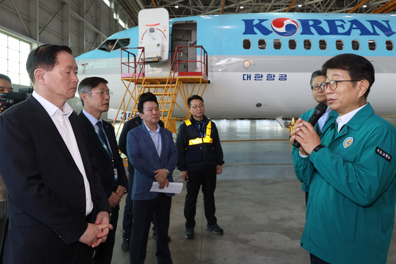 Minister of Land Park Sang-woo inspects aviation safety management at Korean Air's maintenance hangar at Incheon International Airport [NEWS1]