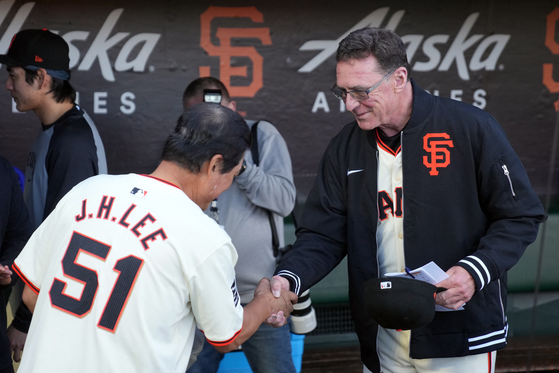 San Francisco Giants manager Bob Melvin, right, greets Lee Jong-beom before the game. [REUTERS/YONHAP]