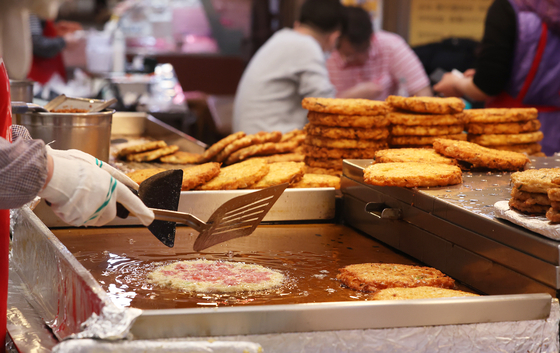 Bindaetteok (mungbean fritters) at Gwangjang Market in Jongno District, central Seoul. [YONHAP]