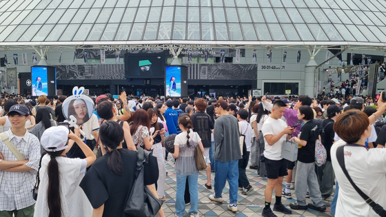 Fans fill the Tokyo Dome grounds hours before the ″Bunnies Camp 2024 Tokyo Dome″ meet and greet for girl group NewJeans on June 27 at Tokyo Dome, Japan. [YOON SO-YEON]