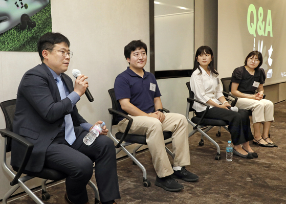 From left: Lee Jae-hyung, a director of the Ministry of Justice's Korea Immigration Service, Hirediversity CEO Sim Hwa-young, CJ CheilJedang HR Manager Park Hee-soo and Korea JoongAng Daily Digital Team Lead Kim Jee-hee answer questions from attendees during the 2024 Global HR Seminar on Thursday. [PARK SANG-MOON]