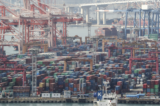 Cargo is piled up at Gamman Pier in Busan Port. [YONHAP]