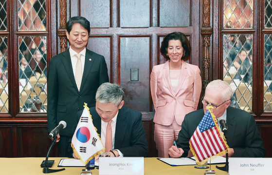 Korea's Industry Minister, Ahn Duk-geun, rear left, and U.S. Commerce Secretary Gina Raimondo, rear right, participate in the U.S.-Korea Supply Chain and Commercial Dialogue Semiconductor Forum in Washington on Thursday. [YONHAP]