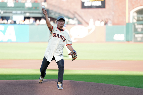 Lee Jong-beom, father of San Francisco Giants center fielder Lee Jung-hoo, throws out the ceremonial first pitch before a game against the Chicago Cubs at Oracle Park in San Francisco, California on Wednesday. [REUTERS/YONHAP] 