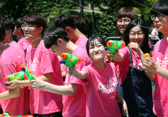 Locals take part in a water gun fight hosted by Ocean World [JOONGANG ILBO]