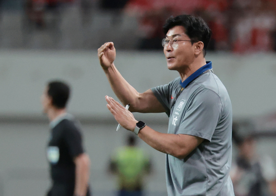 Then-Korean national team interim manager Kim Do-hoon instructs his players during a 2026 World Cup qualifier against China at Seoul World Cup Stadium in western Seoul on June 11. [YONHAP]