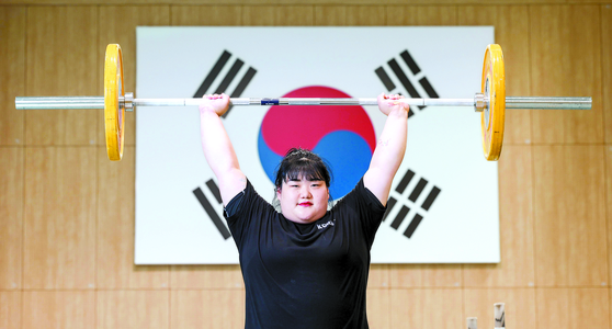 Weightlifter Park Hye-jeong poses for a photo during an interview with the JoongAng Ilbo at the Jincheon National Training Center in Jincheon, North Chungcheong on May 29. [JOONGANG ILBO] 