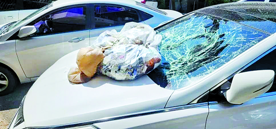 A trash-laden balloon assumed to be flown by North Korea landed on a parked vehicle in Ansan, Gyeonggi, on June 2. The balloon cracked a car's front windshield. [NEWS1] 