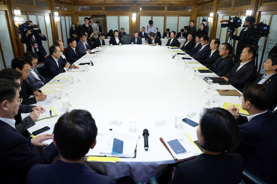 Members of the Yoon administration and the conservative People Power Party meet at the prime minister’s residence in Jongno District, central Seoul, on Sunday. [JOINT PRESS CORPS]