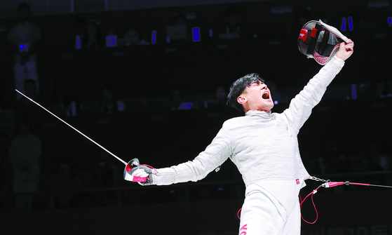 Fencer Gu Bon-gil reacts during the men's sabre final at the Hangzhou Asian Games in Hangzhou, China on Sept. 28, 2023. [YONHAP] 