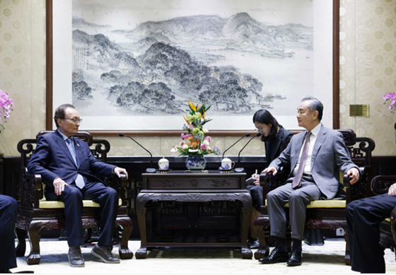 Former Korean Prime Minister Lee Hae-chan, left, holds a meeting with Chinese Foreign Minister Wang Yi on the sidelines of a conference in Beijing Saturday, in a photo provided by the Chinese Foreign Ministry. [YONHAP]