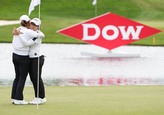 Korea's Ko Jin-young and Japan's Nasa Hataoka embrace on the 18th green during the final round of the Dow Championship at Midland Country Club on Sunday in Midland, Michigan. [AFP/YONHAP]