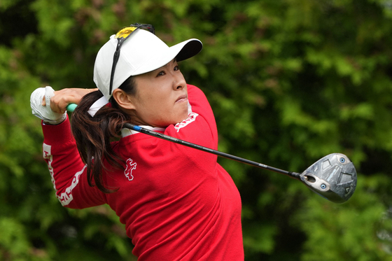 Kang Hae-ji plays her shot from the sixth tee during the final round of the Dow Championship at Midland Country Club on Sunday in Midland, Michigan. [AFP/YONHAP]