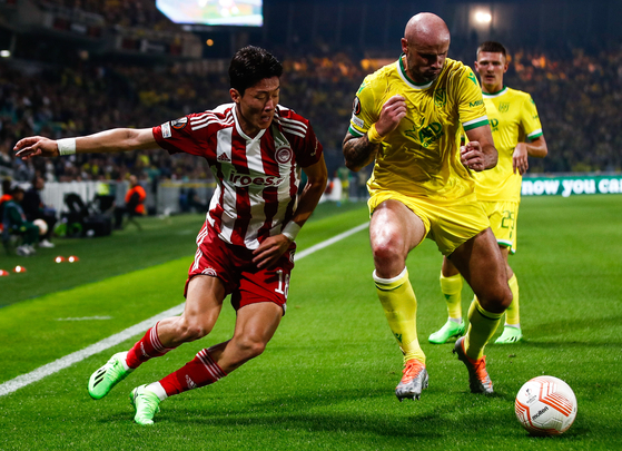 Olympiacos' Hwang Ui-jo, left, and FC Nantes' Nicolas Pallois in action during a UEFA Europa League Group G match at the Stade de la Beaujoire in Nantes, France on Sept. 8, 2022. [EPA/YONHAP]