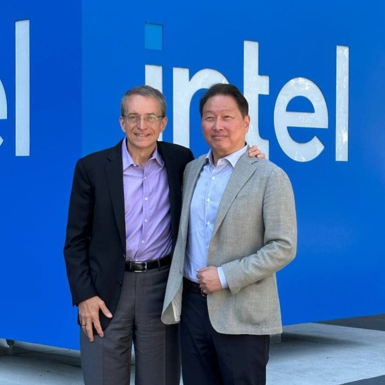 SK Group Chairman Chey Tae-won, right, poses with Intel CEO Pat Gelsinger at the U.S. chipmaker's headquarters in San Jose, California. [SCREEN CAPTURE]