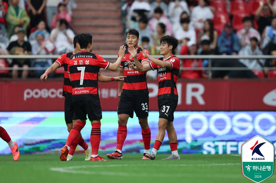 The Pohang Steelers celebrate during a K League 1 match against Ulsan HD at Pohang Steelyard in Pohang, North Gyeongsang on Sunday. [YONHAP] 