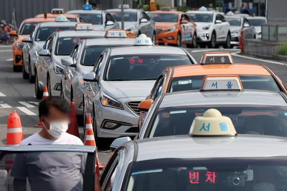 Taxi drivers wait for passengers at the taxi stand at Seoul Station in Jung District, central Seoul. [NEWS1]