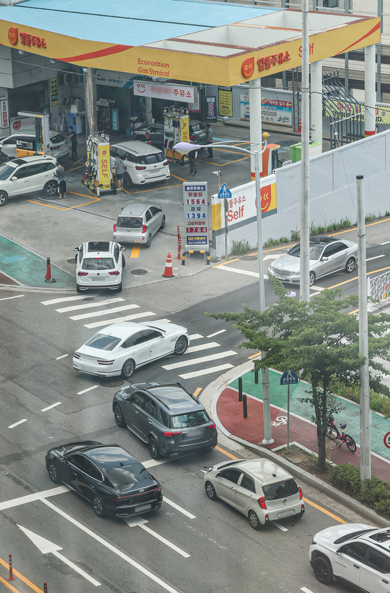 Car owners refuel their vehicles at a budget gas station in Gyeonggi on Monday, the first day the reduced fuel tax rate was applied. From Monday to Aug. 1, the government will reduce the gasoline fuel tax rate from 25 percent to 20 percent and diesel from 37 percent to 30 percent. [NEWS1]