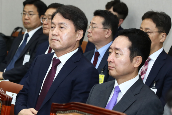 Lee Do-woon, right, senior presidential secretary for public relations, takes part in a National Assembly’s steering committee meeting in Yeouido, western Seoul, on Monday. [NEWS1]