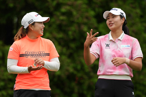 Mao Saigo of Japan and Sung Yu-jin of Korea react on the sixth tee during the second round of the Dow Championship at Midland Country Club on Friday in Midland, Michigan. [AFP/YONHAP]