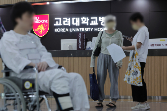 Patients inside Korea University Anam Hospital in Seongbuk District in central Seoul on Monday [YONHAP]