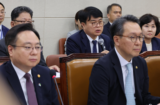 Lim Hyun-taek, president of the Korean Medical Association, answers a lawmaker’s query during a public hearing at the National Assembly in western Seoul, last Wednesday. Health Minister Cho Kyoo-hong, front left, and Second Vice Health Minister Park Min-soo sit in front of Lim. [YONHAP]