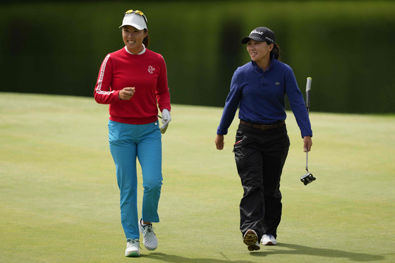 Korea's Kang Hae-ji and Kim In-kyung react on the fifth green during the final round of the Dow Championship at Midland Country Club on Sunday in Midland, Michigan. [AFP/YONHAP]