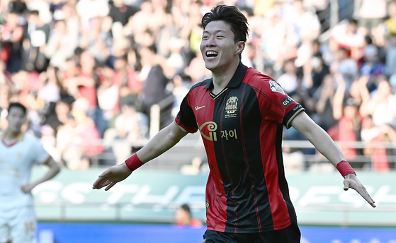 Hwang Ui-jo rejoices after scoring the first goal for FC Seoul in a match against the Pohang Steelers at Seoul World Cup Stadium in western Seoul on June 11, 2023. [NEWS1]