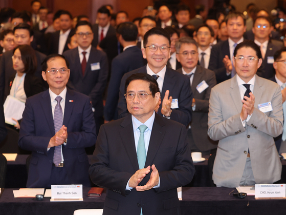 Vietnam's Prime Minister Pham Minh Chinh, front, participate at the Korea-Vietnam business forum held in Lotte Hotel in central Seoul on Monday. [YONHAP]