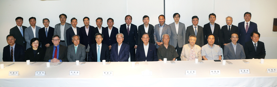 Experts and other dignitaries, including Hong Seok-kyun, chairman of JoongAng Holdings and the Korea Peace Foundation, seventh from left, pose for a photo during a forum hosted by the foundation on Friday. [JANG JIN-YOUNG]