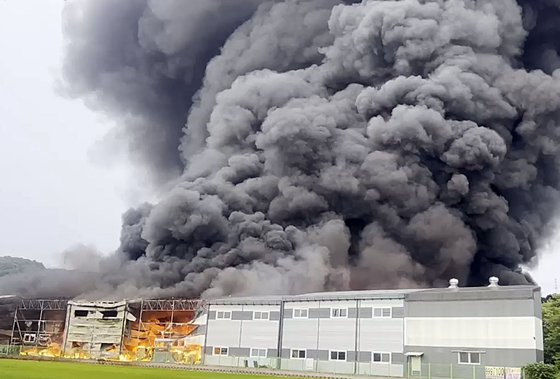 A fire breaks out at a factory in an industrial area in Daegot-myeon, Gimpo, at around 5:30 a.m. Tuesday morning. [YONHAP]