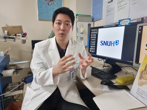 Prof. Lee Sang-yeon, a pediatric otorhinolaryngologist at Seoul National University Hospital, explains the results of genome sequencing to reporters in Seoul. [SHIN SUNG-SIK]