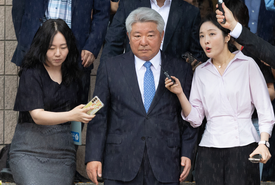 Korea Communications Commission (KCC) Chairman Kim Hong-il, center, is surrounded by reporters as he heads out of the building after his retirement ceremony at the Gwacheon Government Complex in Gyeonggi on Tuesday. President Yoon Suk Yeol accepted his resignation earlier in the day. [NEWS1]