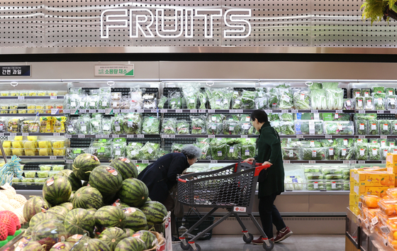 Customers shop for fresh fruits at a discount mart in Seoul. [YONHAP]