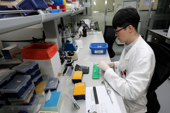 A researcher conducts whole exome sequencing in a molecular testing laboratory at Seoul National University Hospital on Friday. [JANG JIN-YOUNG]