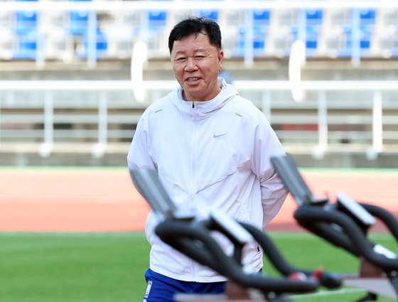 Chung Hae-sung watches the Korean national team train at Goyang Stadium in Goyang, Gyeonggi on June 9. [NEWS1] 