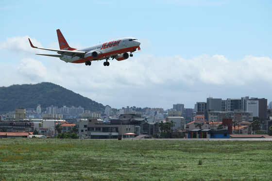 A Jeju Air flight attempts a go-around due to strong wind at Jeju International Airport on Tuesday morning. [YONHAP]
